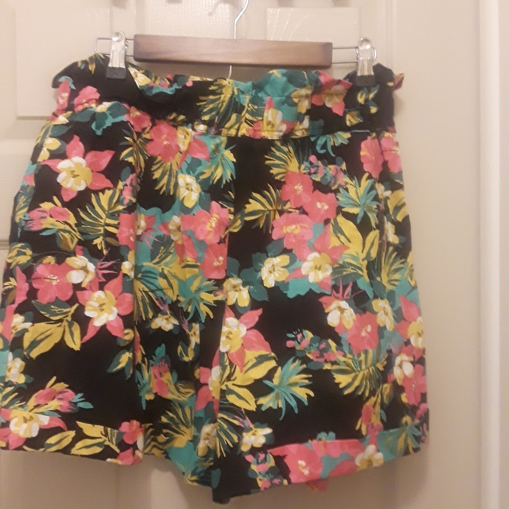 Express Black Floral High Waist Shorts - Picture 4 of 4
